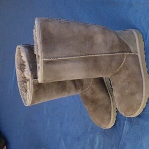 UGG Boots Like New with box